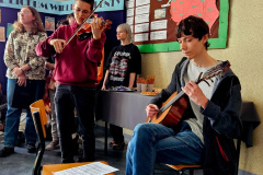 Prezentacja talentów muzycznych: gitara i skrzypce