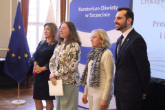 Maja z towarzyszącymi osobami podczas wręczania stypendium