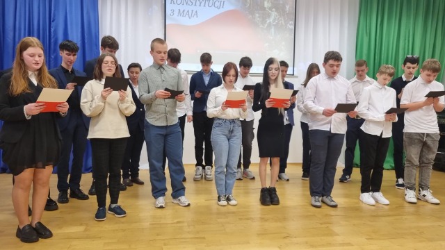 Uczniowie recytują wiersze patriotyczne
